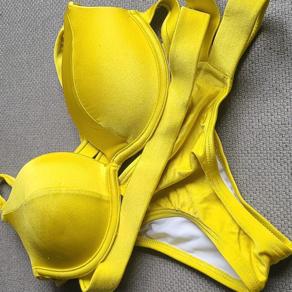 Victoria's Secret Yellow Bikini - Picture 10 of 11